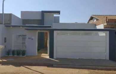 Imagem: A casa possui 3 Dormitórios, 3 Banheiros, 1 Vaga na garagem