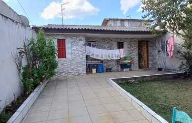 Imagem: A casa possui 3 Dormitórios, 1 Banheiro, 3 Vagas na garagem