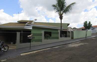 Imagem: A casa possui 3 Dormitórios, 1 Banheiro, 2 Vagas na garagem