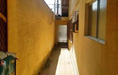 Imagem: A casa possui 4 Dormitórios, 1 Banheiro, 2 Vagas na garagem