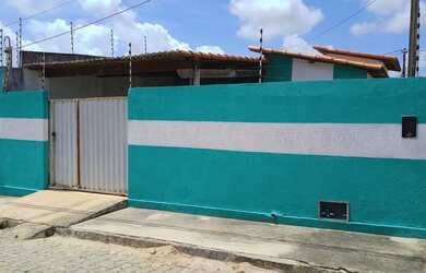 Imagem: A casa possui 2 Dormitórios, 1 Banheiro, 2 Vagas na garagem