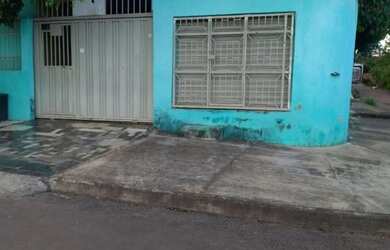 Imagem: A casa possui 4 Dormitórios, 2 Banheiros, 2 Vagas na garagem