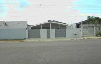 Imagem: A casa possui 4 Dormitórios, 2 Banheiros, 2 Vagas na garagem