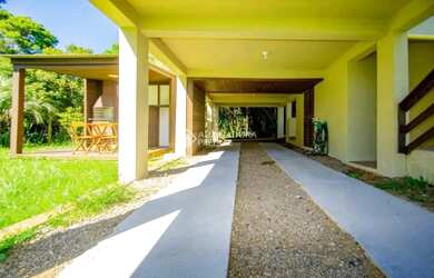 Imagem: A casa possui 2 Dormitórios, 1 Banheiro, 2 Vagas na garagem