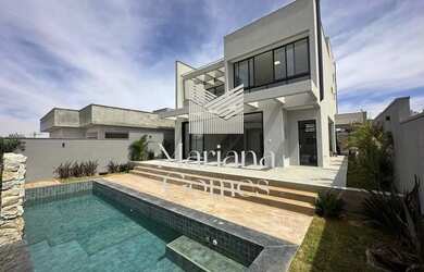 Imagem: A casa possui 4 Dormitórios, 5 Banheiros, 3 Vagas na garagem