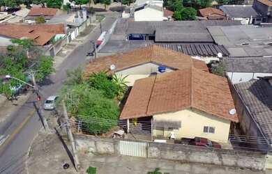 Imagem: A casa possui 3 Dormitórios, 1 Banheiro, 2 Vagas na garagem