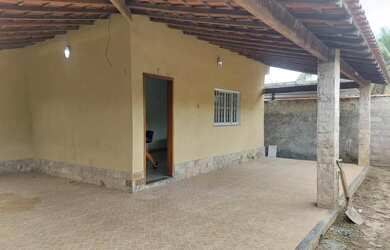 Imagem: A casa possui 3 Dormitórios, 2 Banheiros, 2 Vagas na garagem