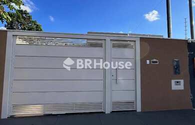 Imagem: A casa possui 2 Dormitórios, 3 Banheiros, 2 Vagas na garagem