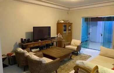 Imagem: A casa possui 4 Dormitórios, 4 Banheiros, 3 Vagas na garagem