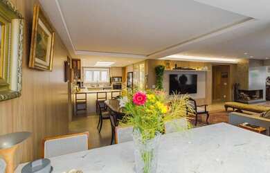 Imagem: O apartamento possui 4 Dormitórios, 4 Banheiros, 2 Vagas na