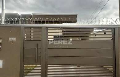 Imagem: A casa possui 3 Dormitórios, 3 Banheiros, 2 Vagas na garagem