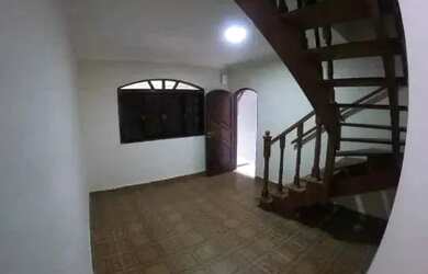 Imagem: A casa possui 3 Dormitórios, 2 Banheiros, 2 Vagas na garagem