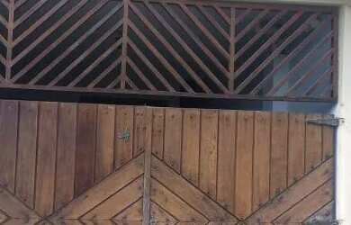 Imagem: A casa possui 2 Dormitórios, 1 Banheiro, 1 Vaga na garagem