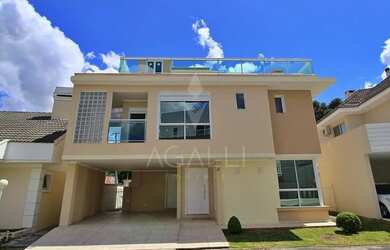 Imagem: A casa possui 4 Dormitórios, 3 Banheiros, 2 Vagas na garagem