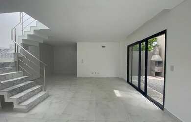 Imagem: A casa possui 3 Dormitórios, 3 Banheiros, 2 Vagas na garagem