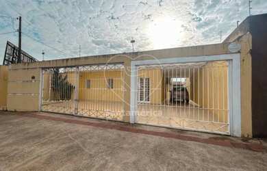 Imagem: A casa possui 4 Dormitórios, 1 Banheiro, 4 Vagas na garagem