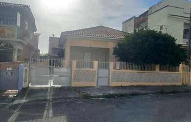 Imagem: A casa possui 3 Dormitórios, 2 Banheiros, 5 Vagas na garagem