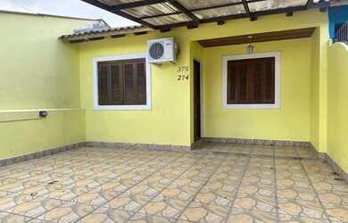 Imagem: A casa possui 3 Dormitórios, 2 Banheiros, 2 Vagas na garagem