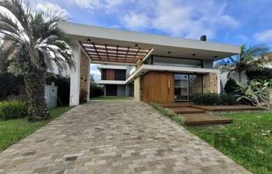 Imagem: A casa em condomínio possui 4 Dormitórios, 5 Banheiros, 2