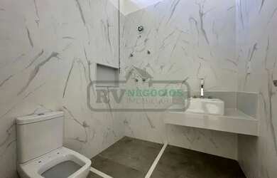 Imagem: A casa em condomínio possui 4 Dormitórios, 3 Banheiros, 4