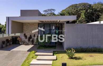 Imagem: A casa em condomínio possui 4 Dormitórios, 5 Banheiros, 4