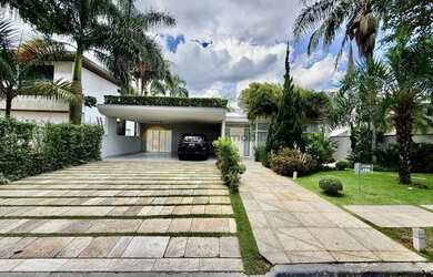 Imagem: A casa possui 3 Dormitórios, 4 Banheiros, 5 Vagas na garagem