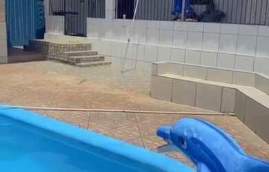 Imagem: A casa possui 2 Dormitórios, Acomodam 10 pessoas, 3 Vagas na