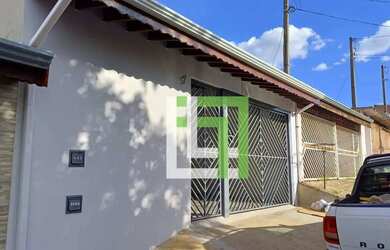 Imagem: A casa possui 2 Dormitórios, 1 Banheiro, 2 Vagas na garagem