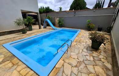 Imagem: A casa possui 4 Dormitórios, 2 Banheiros, 2 Vagas na garagem