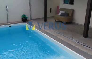 Imagem: A casa possui 2 Dormitórios, 2 Banheiros, 2 Vagas na garagem