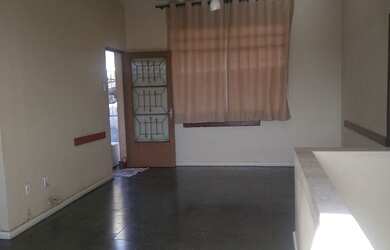 Imagem: A casa possui 4 Dormitórios, 2 Banheiros, 2 Vagas na garagem