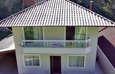 Imagem: A casa possui 2 Dormitórios, 2 Banheiros, 1 Vaga na garagem