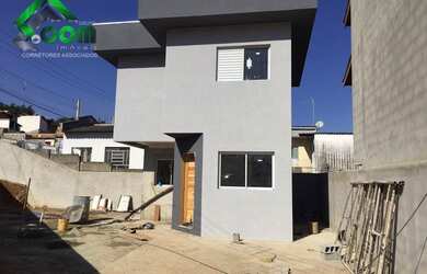 Imagem: A casa possui 2 Dormitórios, 2 Banheiros, 3 Vagas na garagem