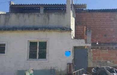 Imagem: A casa possui 1 Dormitório, 1 Banheiro, 1 Vaga na garagem