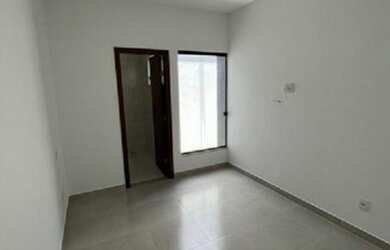 Imagem: A casa possui 3 Dormitórios, 1 Banheiro, 3 Vagas na garagem