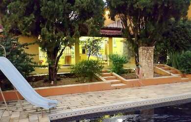 Imagem: A casa possui 4 Dormitórios, 4 Banheiros, 5 Vagas na garagem