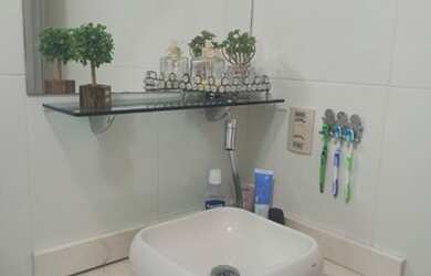 Imagem: O apartamento possui 2 Dormitórios, 1 Banheiro, 1 Vaga na garagem