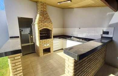 Imagem: A casa possui 3 Dormitórios, 3 Banheiros, 3 Vagas na garagem