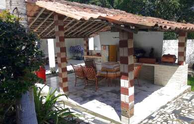 Imagem: A casa possui 3 Dormitórios, 2 Banheiros, 3 Vagas na garagem