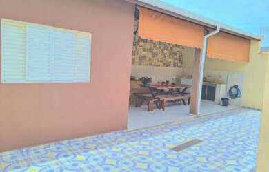 Imagem: A casa possui 3 Dormitórios, 2 Banheiros, 2 Vagas na garagem