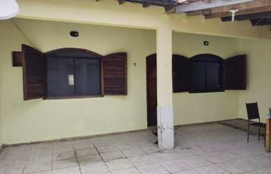 Imagem: A casa possui 2 Dormitórios, 1 Banheiro, 1 Vaga na garagem