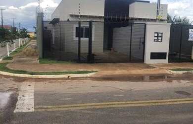 Imagem: A casa possui 3 Dormitórios, 2 Banheiros, 2 Vagas na garagem