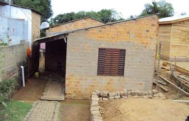 Imagem: A casa possui 3 Dormitórios, 1 Banheiro, 1 Vaga na garagem
