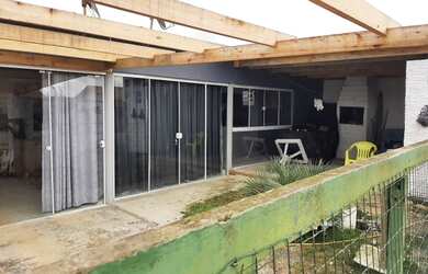 Imagem: A casa possui 3 Dormitórios, 3 Banheiros, 2 Vagas na garagem