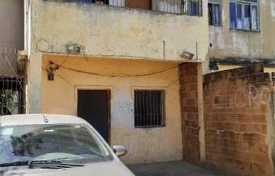 Imagem: A casa possui 3 Dormitórios, 1 Banheiro e está localizado