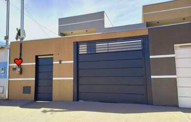 Imagem: A casa possui 3 Dormitórios, 2 Banheiros, 2 Vagas na garagem