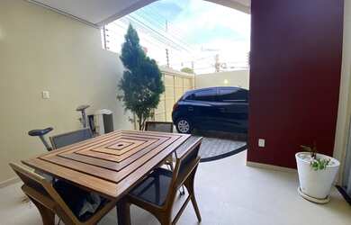 Imagem: A casa possui 4 Dormitórios, 2 Banheiros, 2 Vagas na garagem