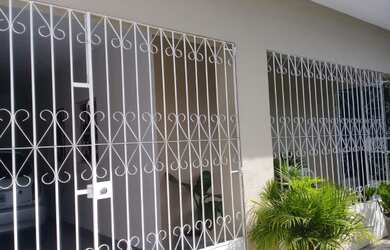 Imagem: A casa possui 3 Dormitórios, 2 Banheiros e 2 Vagas na garagem