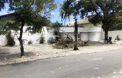 Imagem: A casa possui 5 Dormitórios, 4 Banheiros, 1.296m² de Área