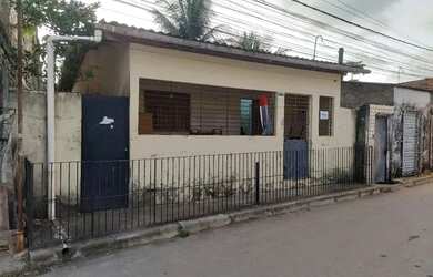 Imagem: A casa possui 3 Dormitórios, 1 Banheiro e está localizado